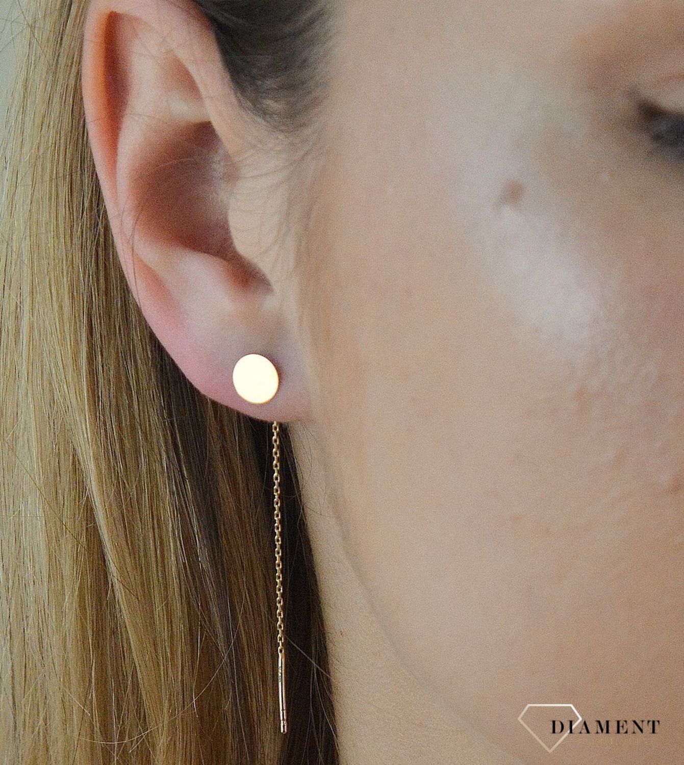 Złote kolczyki przeciągane z grawerowana blaszką KL 10539 Złote kolczyki 585 przeciągane z grawerowaną blaszką. Jeśli cenisz sobie minimalizm w dodatkach wybierz subtelne kolczyki blaszki wykonane z najwyższej jakości złota 585.jpg